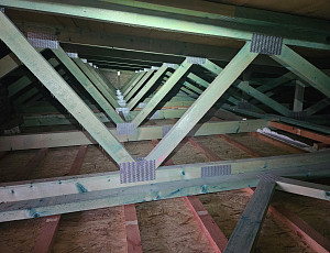 Zateplení stropu novostavby rodinného domu pomocí foukané izolace